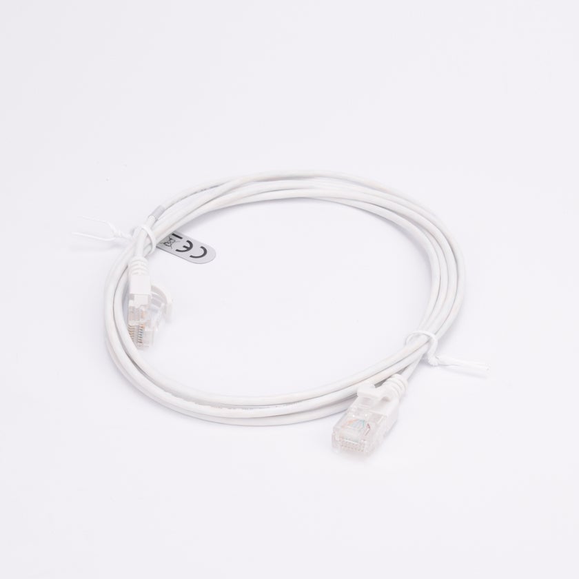 Vit ihoprullad nätverkskabel med kontakter i ändarna.