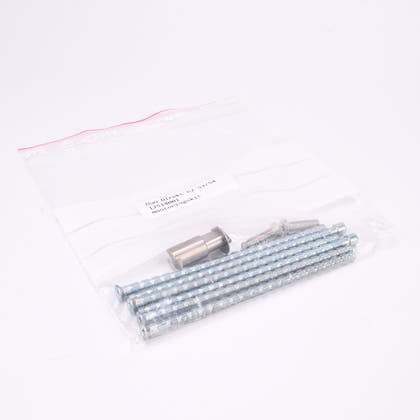 Monteringssats bestående av brickor och skruvar som ligger i en plastpåse.