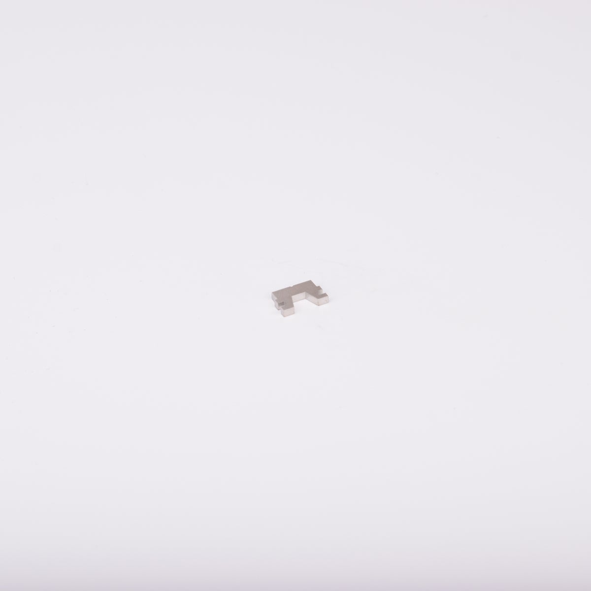 Liten förstärkare i metall. Formad som ett U med en rak bas.