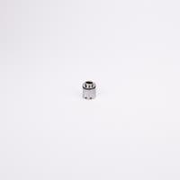 Cylindrisk adapterhylsa med svart gummitätning nära toppen samt avsmalnande topp med ett hål i.