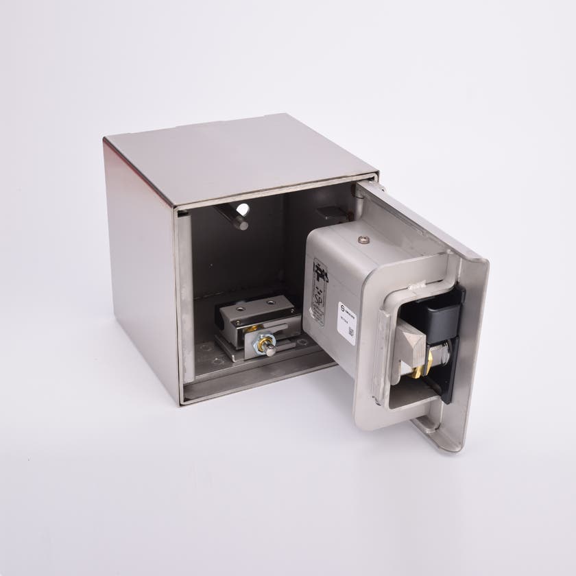 Stålgrå fasadnyckelskåp med öppen lucka som visar låsmekanismen inuti.