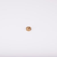 Liten rund adapter i metall med upphöjd rektangulär sektion på ovansidan.
