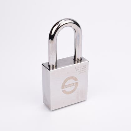 Ett silverfärgat rektangulärt hänglås i metall med en rundad båge.