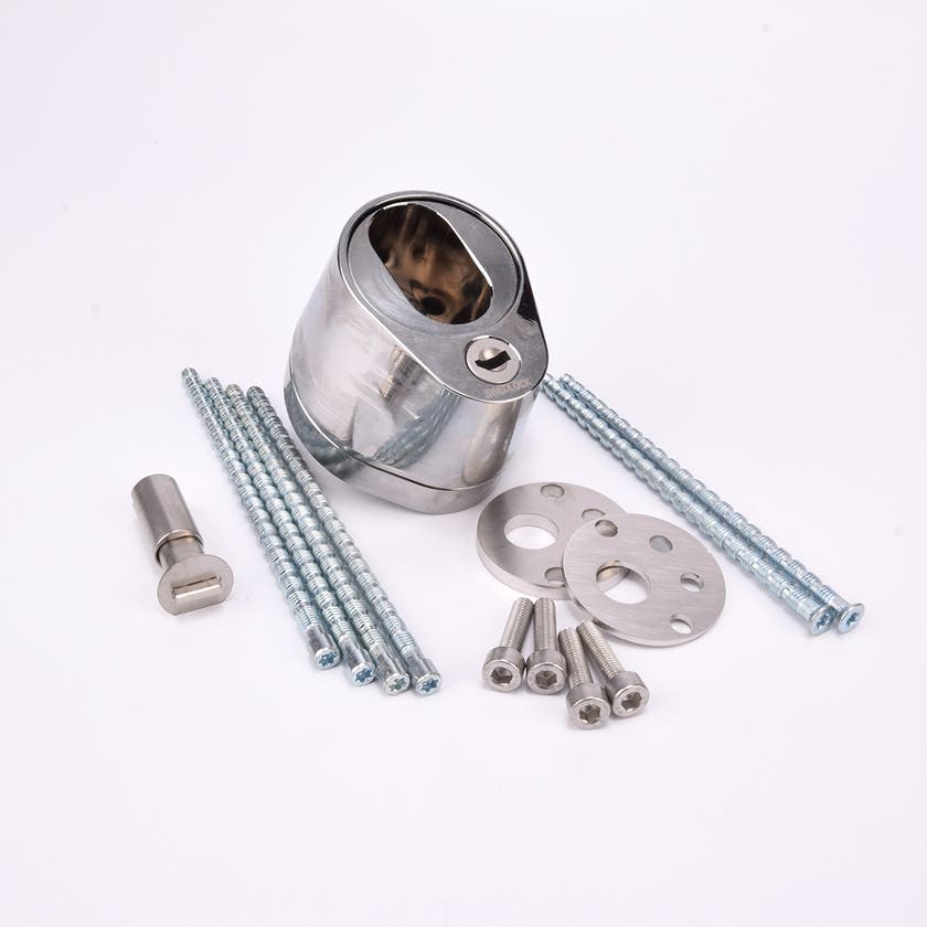 Uppsättning metallkomponenter inklusive blank duo city del, långa skruvar, runda plattor med hål samt mindre skruvar och bultar.