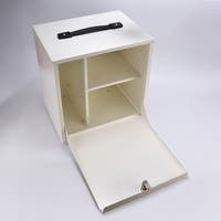 Vitt rektangulärt medicinskåp i metall med luckan helt öppen, samt svart handtag på ovansidan.