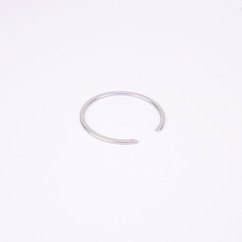 Silverfärgad cirkulär metallring med litet gap.