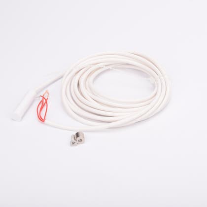 Vit upprullad kabel med plastkontakt, med fyra röda ledningar i ena änden.