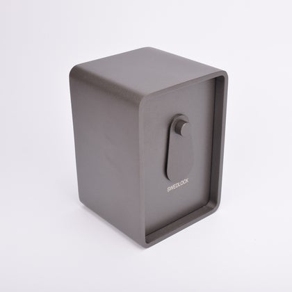 Grått fasadnyckelskåp i metall med rundade hörn och vridbar skyddskåpa.