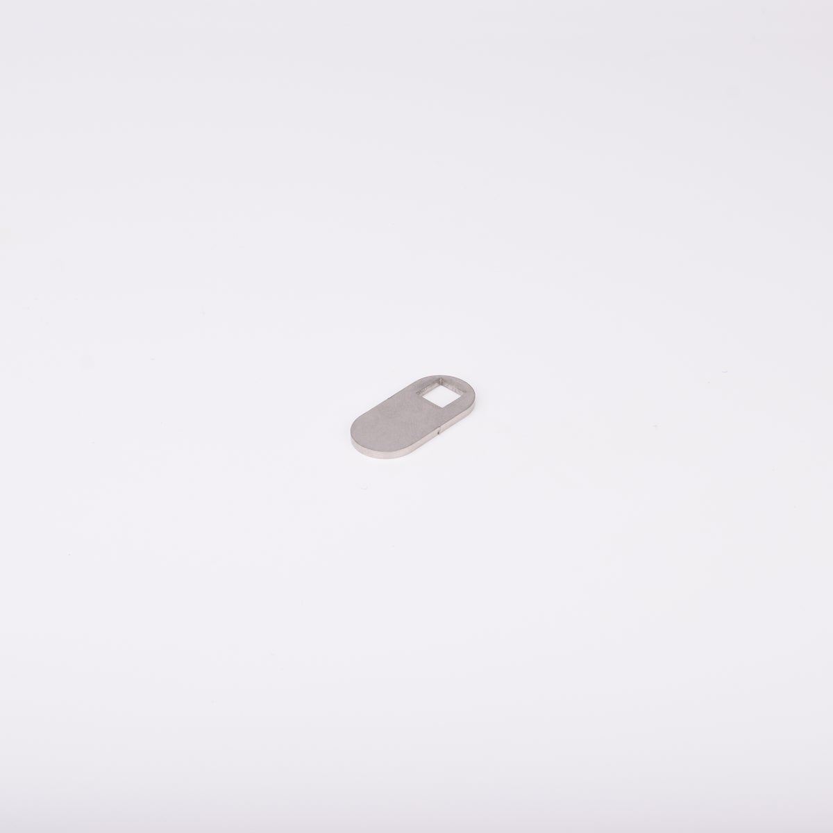 Låsrigel i metall med fyrkantigt hål i ena änden.