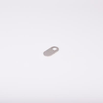 Låsrigel i metall med fyrkantigt hål i ena änden.