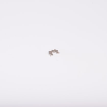 Liten förstärkare i metall. Formad som ett U med en rak bas.