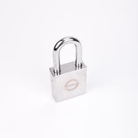 Silverfärgat hänglås med rektangulär kropp och rund bygel.