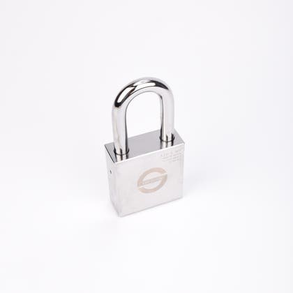 Silverfärgat hänglås med rektangulär kropp och rund bygel.