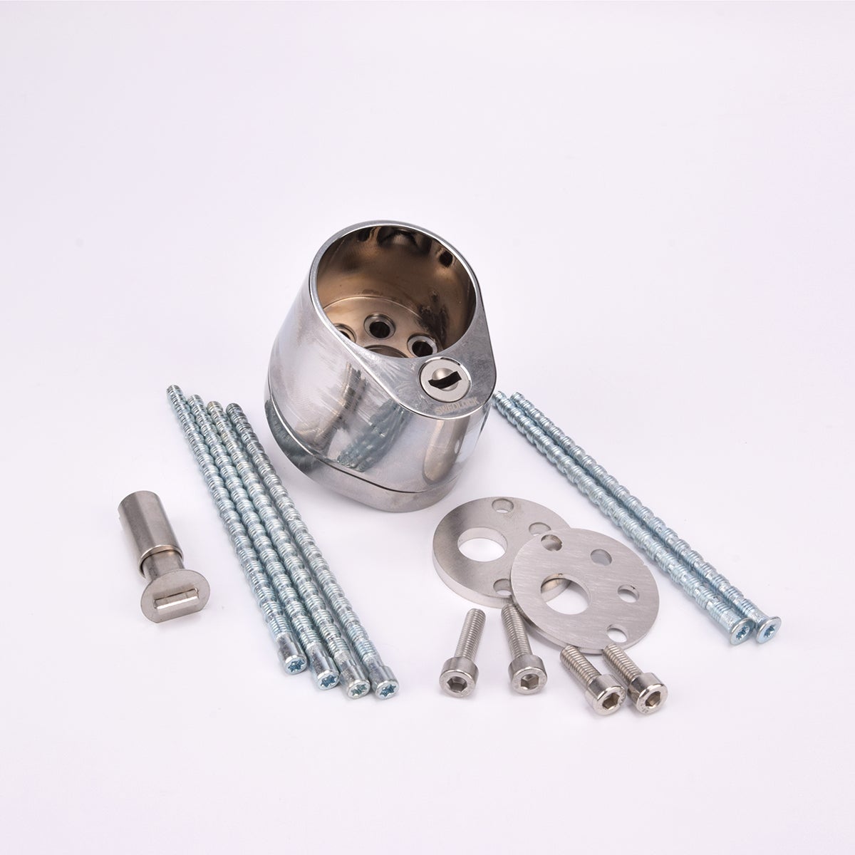 Uppsättning metallkomponenter inklusive blank duo city del, långa skruvar, runda plattor med hål samt mindre skruvar och bultar.