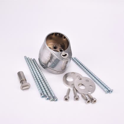 Uppsättning metallkomponenter inklusive blank duo city del, långa skruvar, runda plattor med hål samt mindre skruvar och bultar.