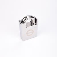 Silverfärgat hänglås med rektangulär kropp och rund bygel.