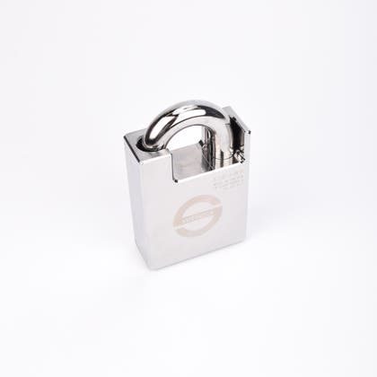 Silverfärgat hänglås med rektangulär kropp och rund bygel.