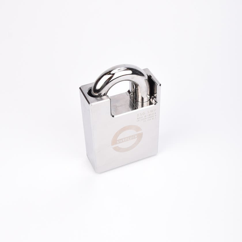 Silverfärgat hänglås med rektangulär kropp och rund bygel.
