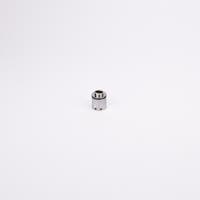 Cylindrisk adapterhylsa med svart gummitätning nära toppen samt avsmalnande topp med ett hål i.