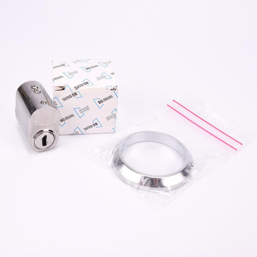 Ovalt cylinderlås i metall med tillhörande metallring och kartong.