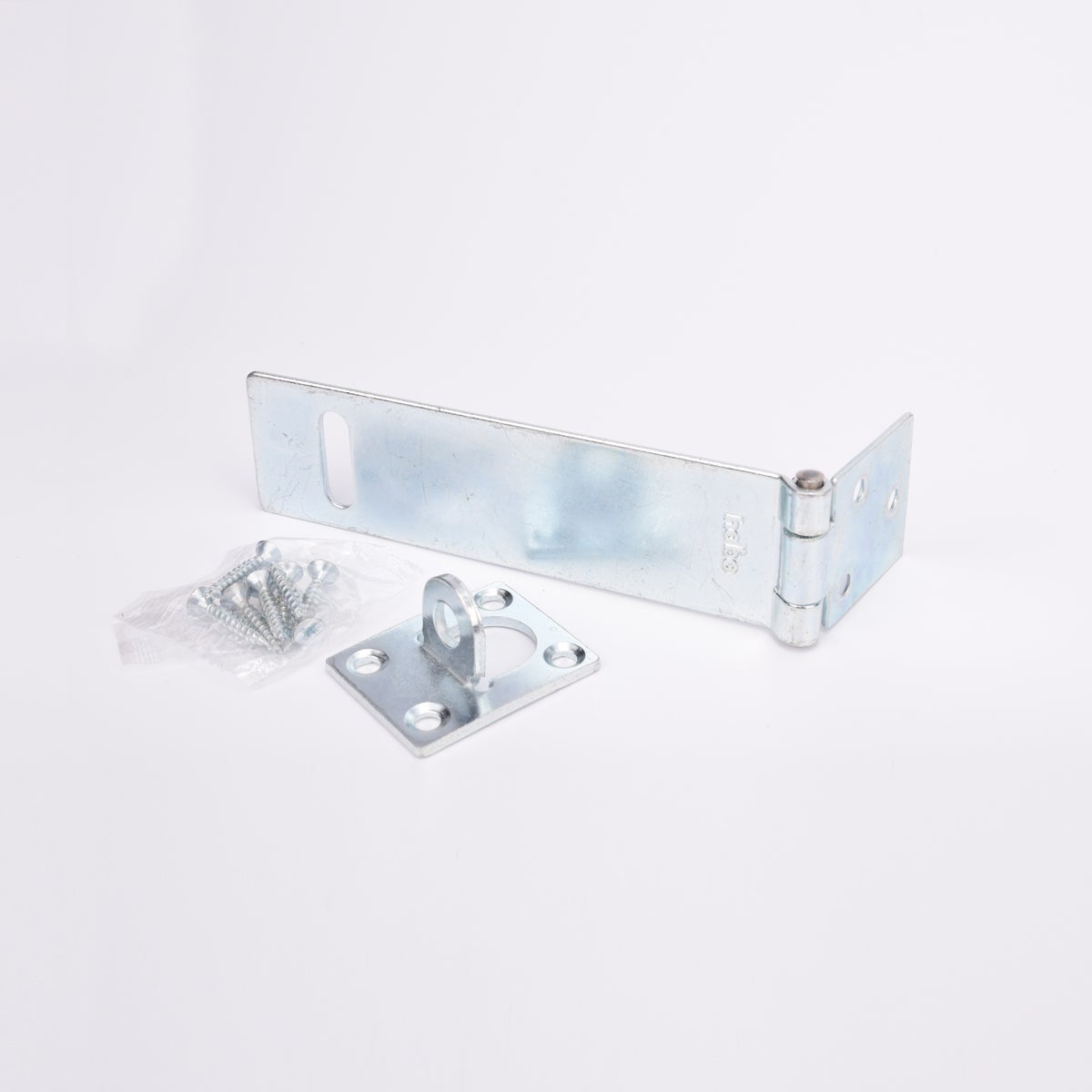 Metallbeslag med gångjärn, fyrkantig platta med ögla och fyra hål, samt medföljande skruvpåse.