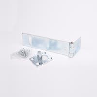 Metallbeslag med gångjärn, fyrkantig platta med ögla och fyra hål, samt medföljande skruvpåse.