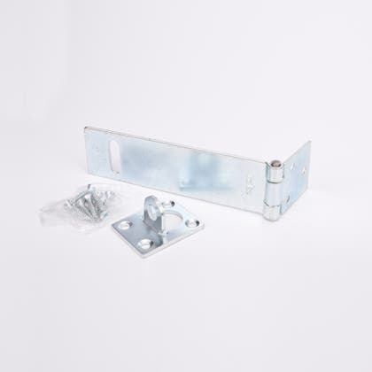 Metallbeslag med gångjärn, fyrkantig platta med ögla och fyra hål, samt medföljande skruvpåse.