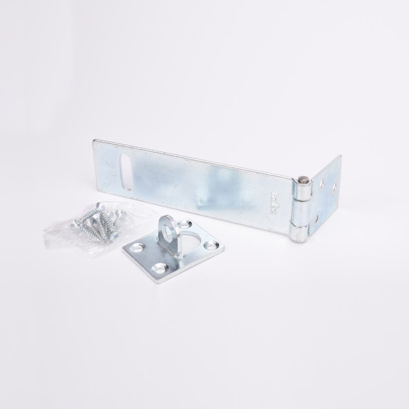 Metallbeslag med gångjärn, fyrkantig platta med ögla och fyra hål, samt medföljande skruvpåse.