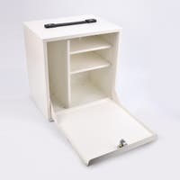 Vitt rektangulärt medicinskåp i metall med luckan helt öppen, samt svart handtag på ovansidan.