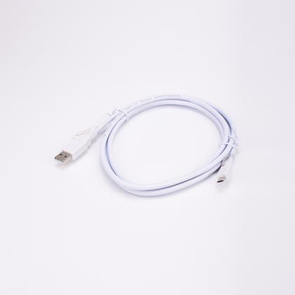 Vit USB-kabel med USB-A och mikro-USB-kontakter.