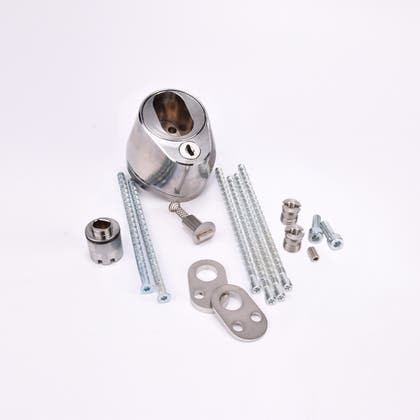 Duolås i metall med monteringssats i metall med cylinderhölje, skruvar, distanser och fästen för installation av lås.