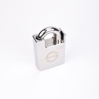 Silverfärgat hänglås med rektangulär kropp och rund bygel.