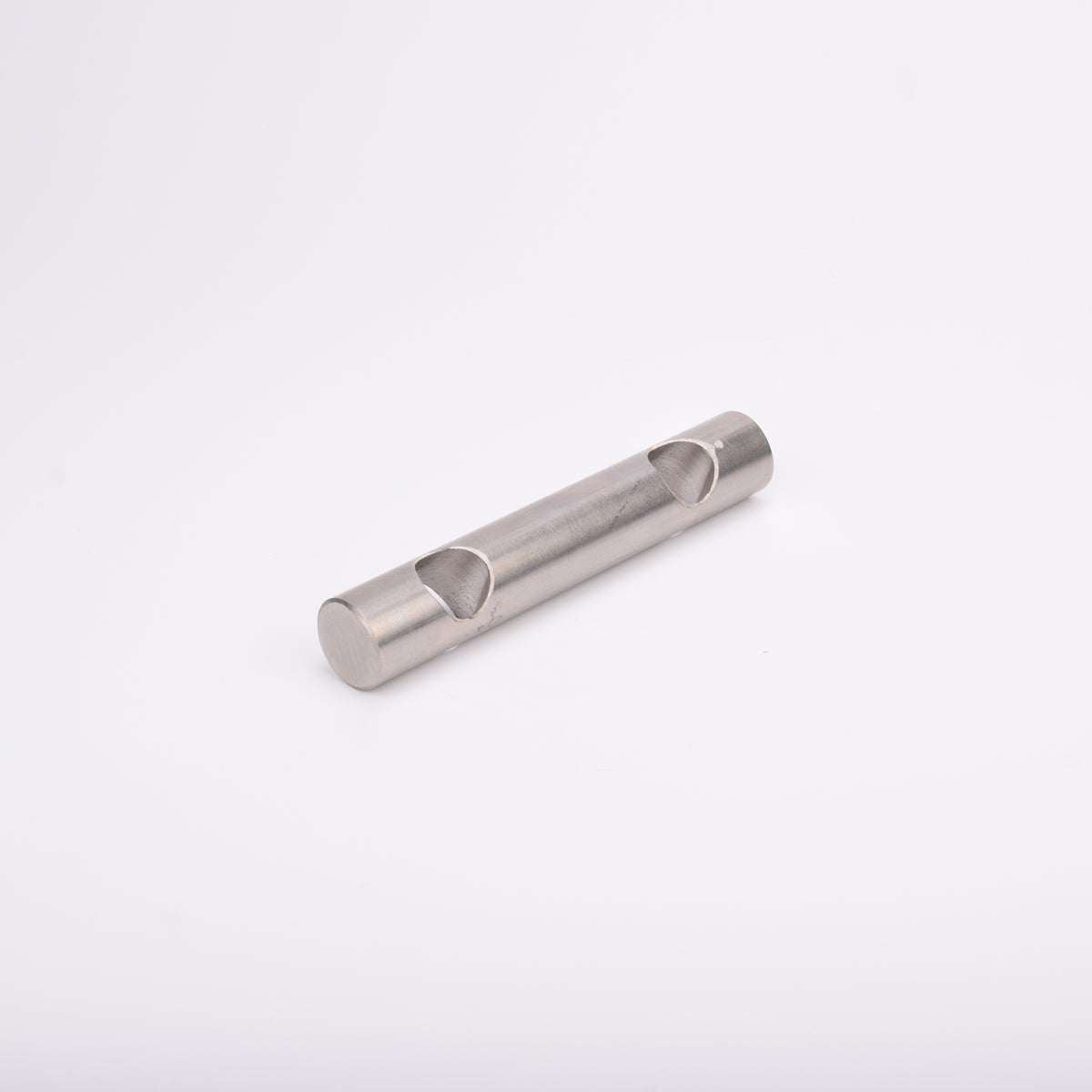 Cylindrisk metallstav med två jämnt fördelade hål.