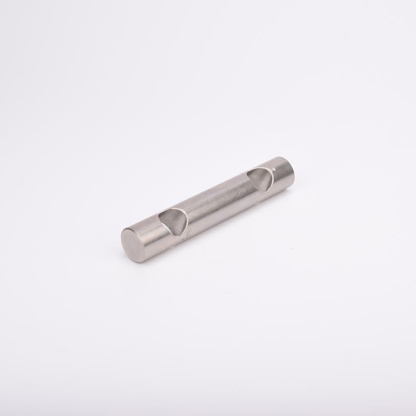 Cylindrisk metallstav med två jämnt fördelade hål.