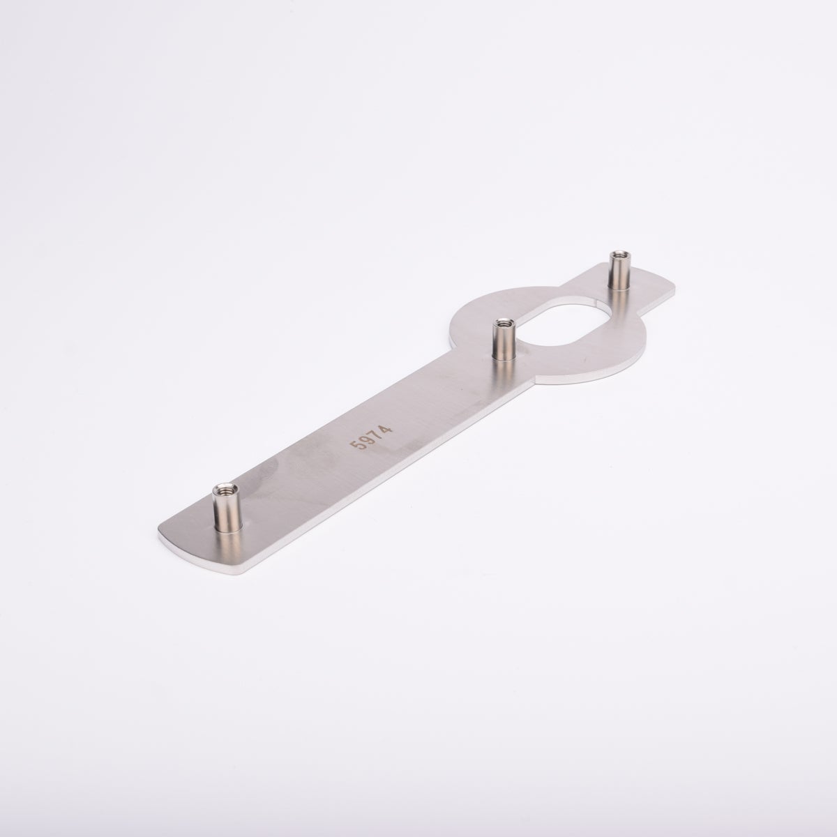 Metalliskt platta med platt, avlång kropp, tre cylindriska tappar, ovalt urtag.