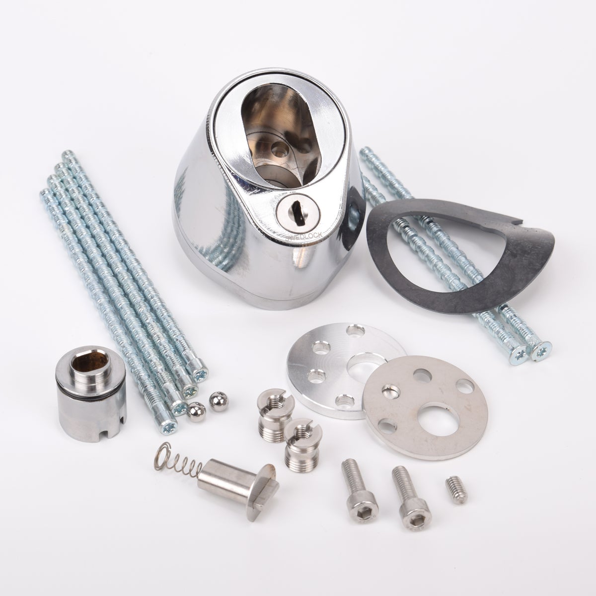 Närbild av ett silverfärgat säkerhetslås med två nyckelhål, placerade ovanför varandra.