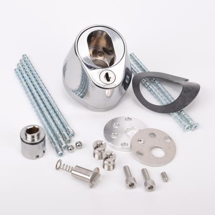 Närbild av ett silverfärgat säkerhetslås med två nyckelhål, placerade ovanför varandra.