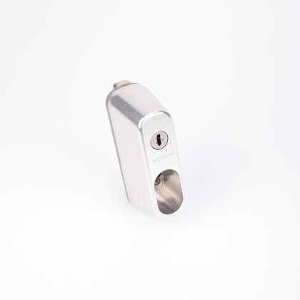 Rektangulärt silverfärgat låshus med ovalt urtag samt ett nyckelhål i övre delen.