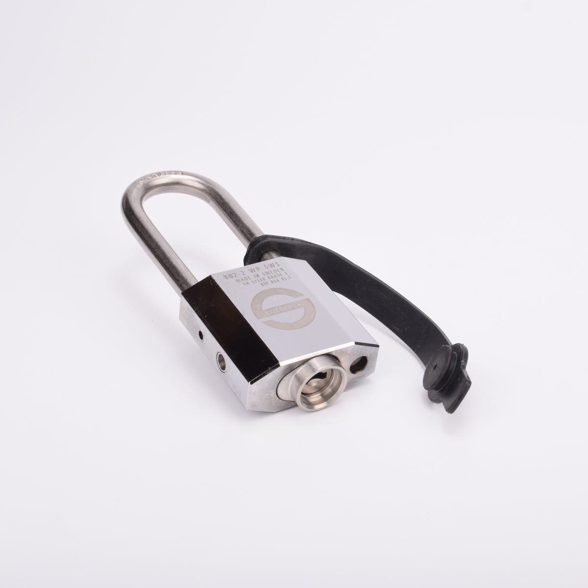 Silverfärgat hänglås med rektangulär kropp och rund bygel. En svart gummirem hänger från hänglåsets bygel.