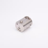 Metallisk cylindrisk komponent med platt topp och botten, försedd med hål och urtag.