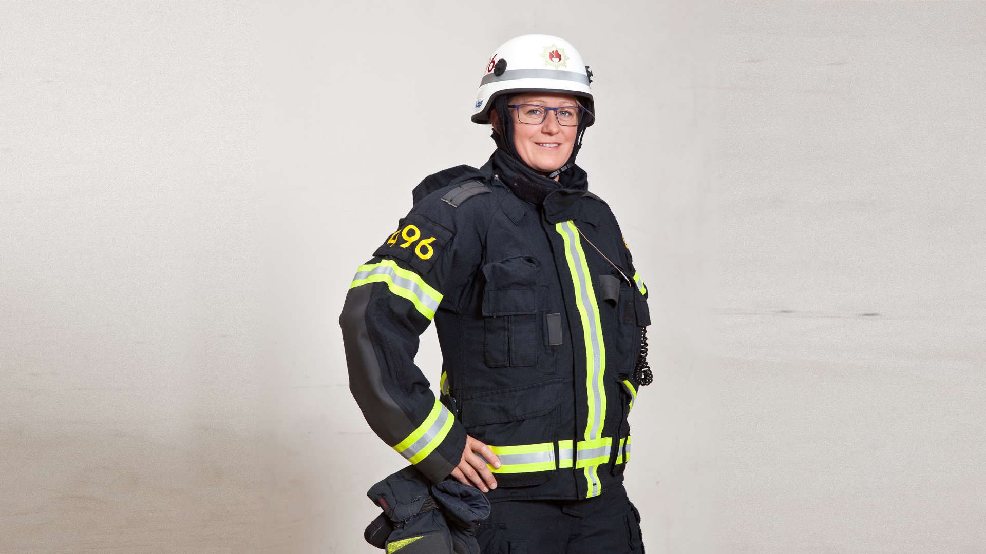 En kvinnlig brandman i närbild