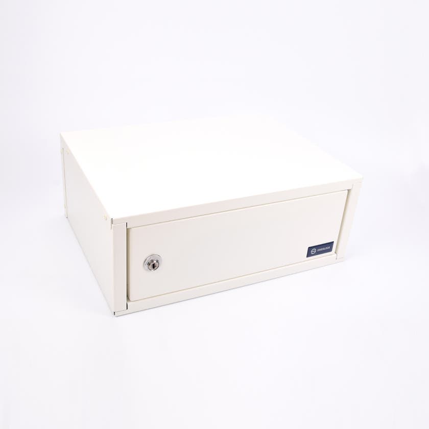 Vitt rektangulärt medicinskåp i metall med lås framtill.