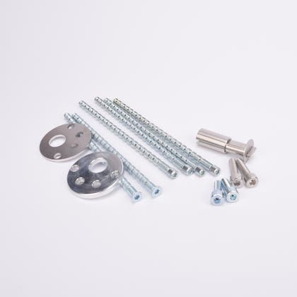 Monteringssats med skruvar och brickor.