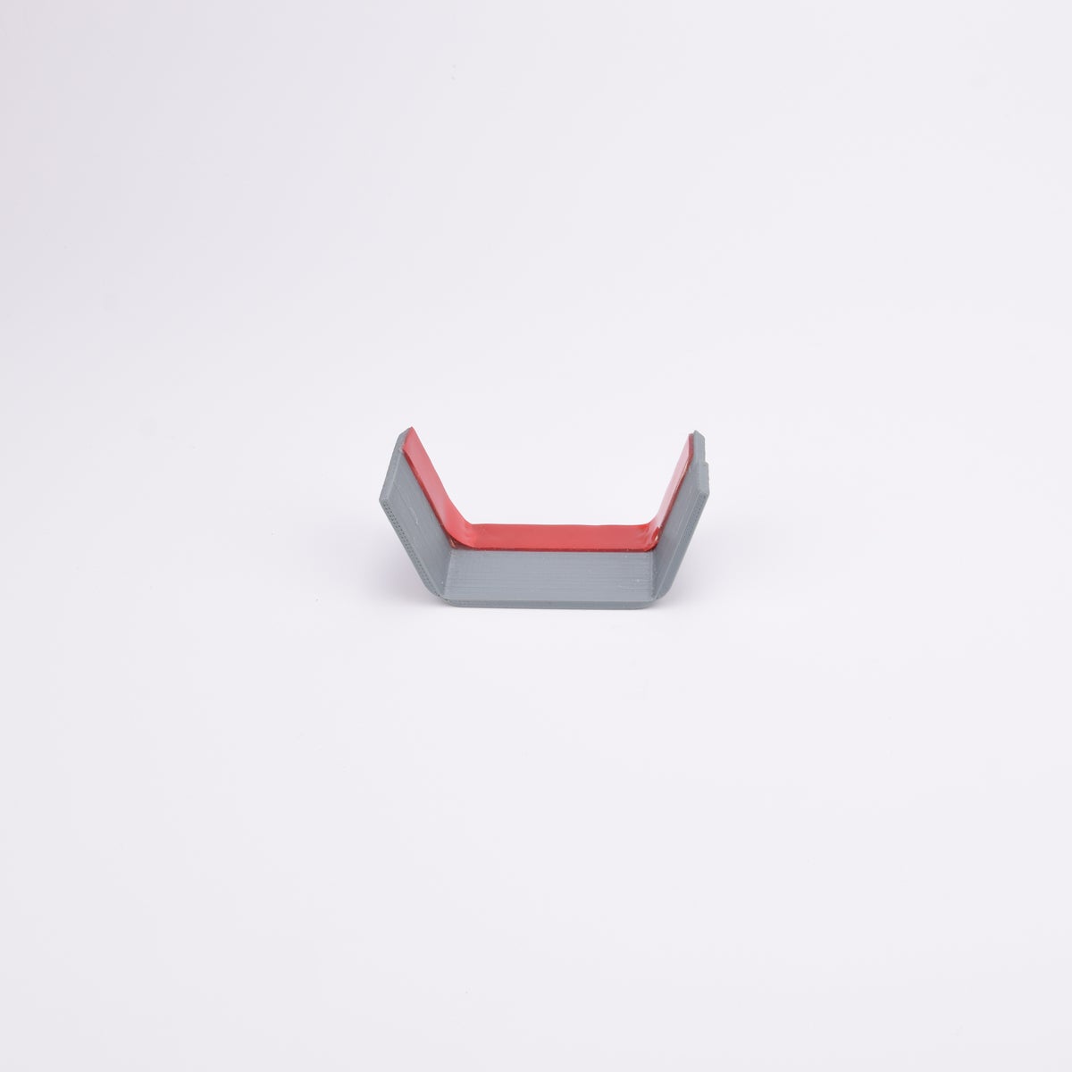 Väderskydd med grå sidor.