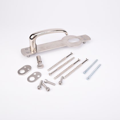 Silverfärgat dörrhandtag i metall fäst på en rektangulär platta med skruvar och monteringsdetaljer.