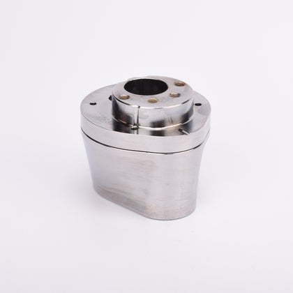 Silverfärgad metallkropp med rundad bas och flera hål på ovansidan.