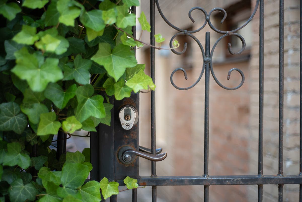 Bild på ett duolås på en grind