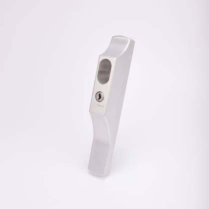 Silverfärgat ovalt duolås med nyckelhål.