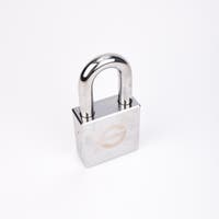 Silverfärgat hänglås med rektangulär kropp och rund bygel.