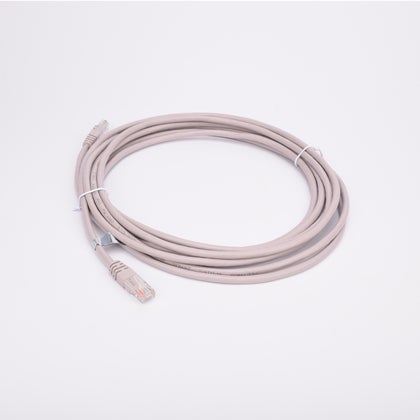 Vit ihoprullad nätverkskabel med kontakter i ändarna.